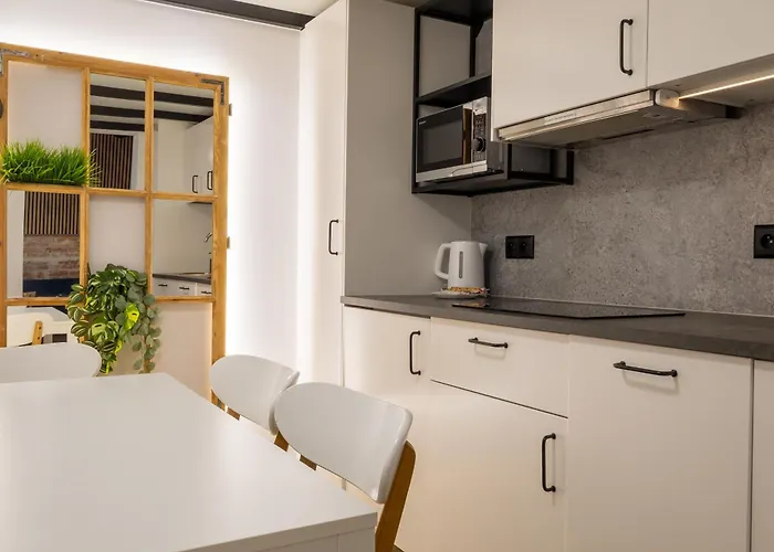 Klimatyczny Z Antresola W Kamienicy Warsaw